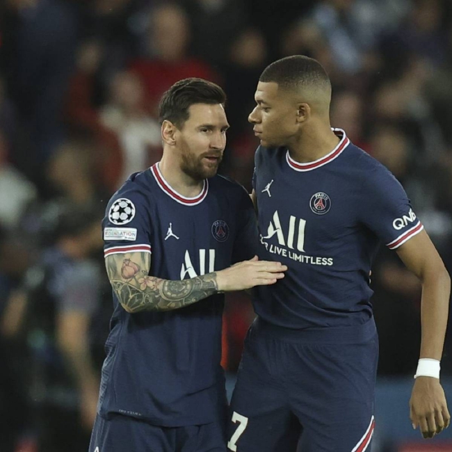 德天空：德甲三强争夺17岁中场德卡特，安德莱赫特要价2500万