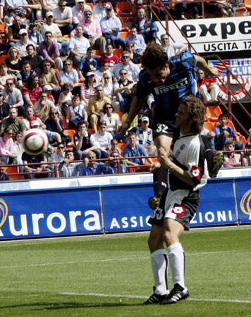 中超：山东泰山主场2-1逆转武汉三镇