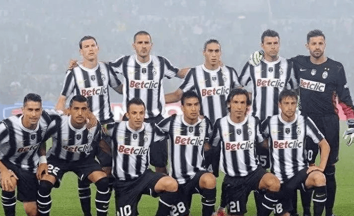 拿来吧你！柏林赫塔球员一把抢过对手教练给球员的战术小纸条