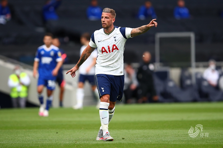 大连英博外援拉布亚德离队，本赛季表现起伏，遭质疑，终与俱乐部解约。